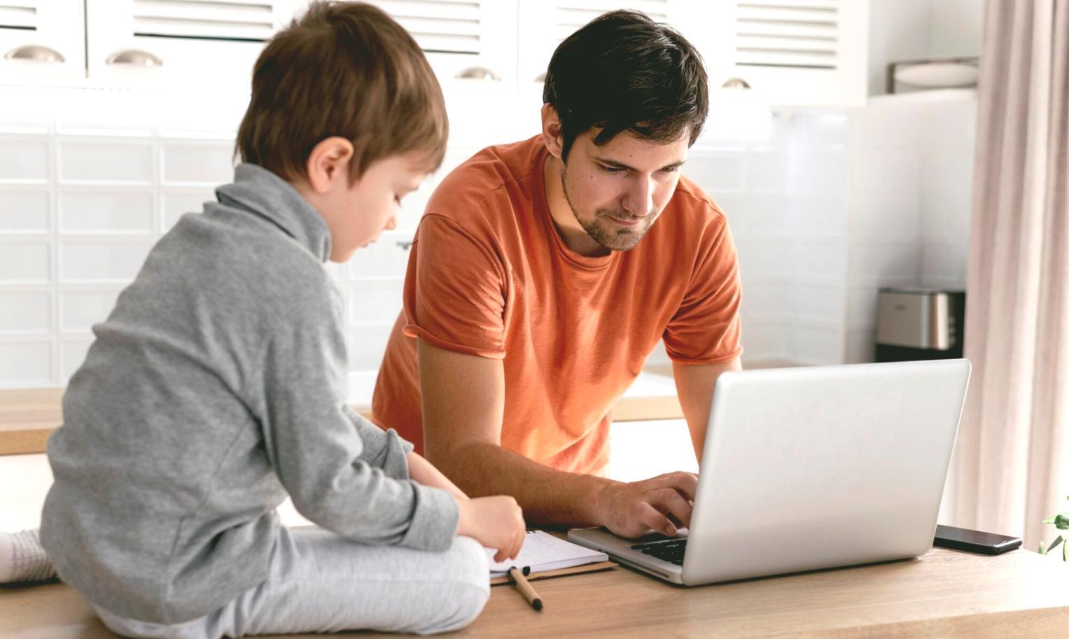 Profesionales trabajando en análisis financiero